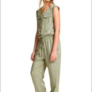 Sleeveless sage green viscose jumpsuit ✨